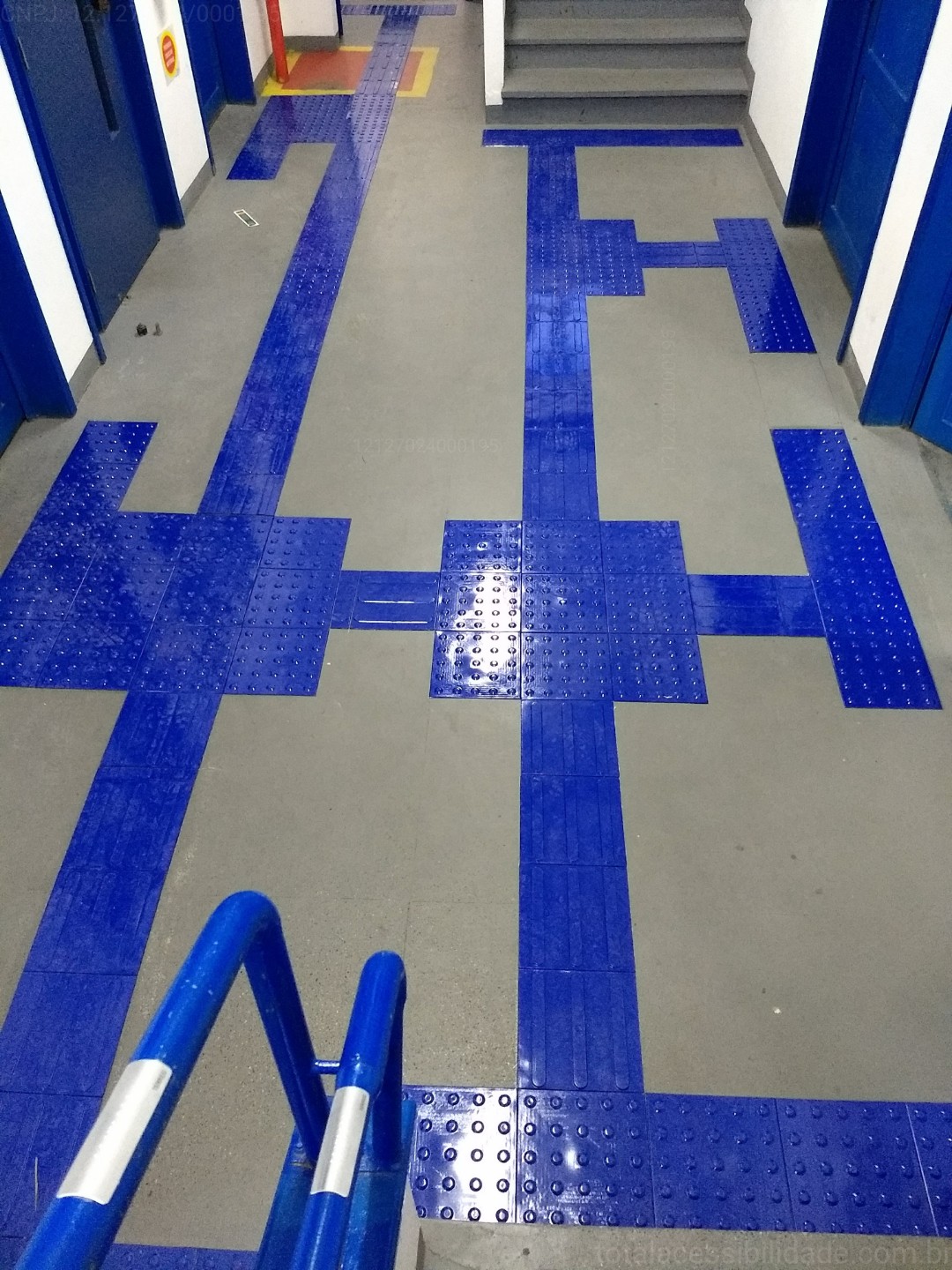 PISO-TÁTIL-BRASIL-SOBREPOR-BORRACHA-SINTÉTICA-AZUL-07-TOTALACESSIBILIDADE.COM_.BR_